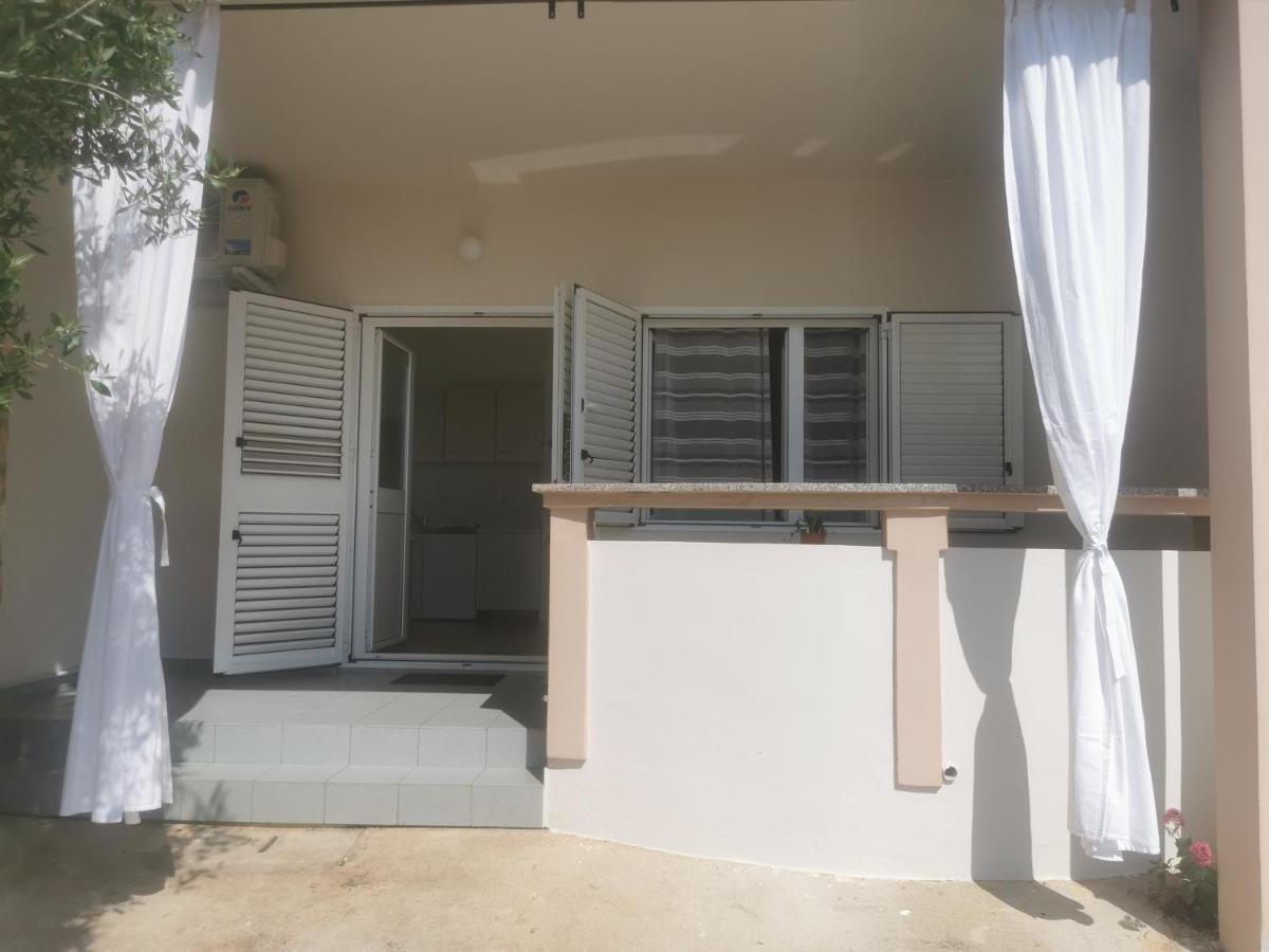 Apartments By The Sea Jakisnica, Pag - 21384 Lun  Exterior photo